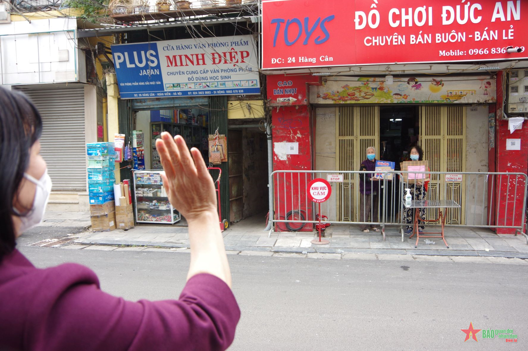 Theo bước những “chiến sĩ tuyến đầu” hỗ trợ điều trị F0 tại nhà